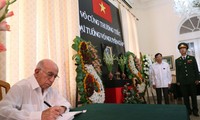 Kedubes Vietnam di banyak negara membuka buku perkabungan untuk berziarah kepada Almarhum Jenderal Vo Nguyen Giap